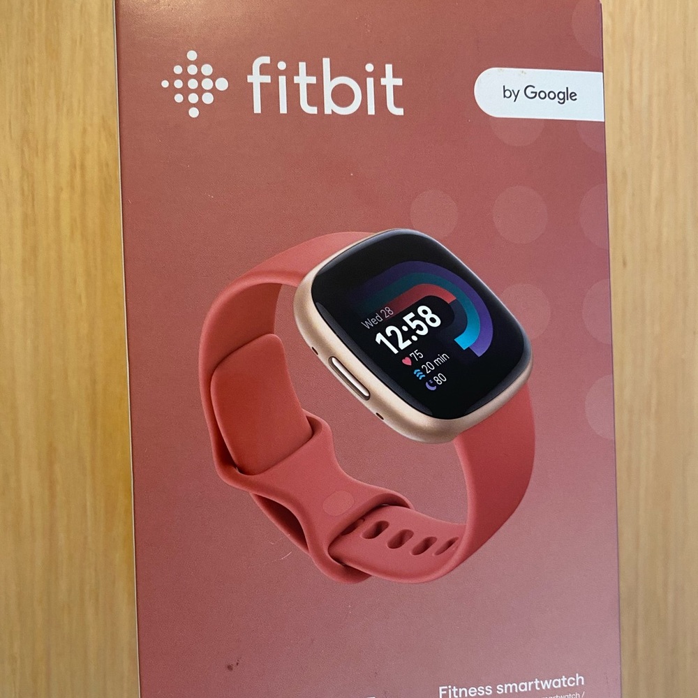Fitbit Versa 4 - Bonus a new silk scarf of your choice